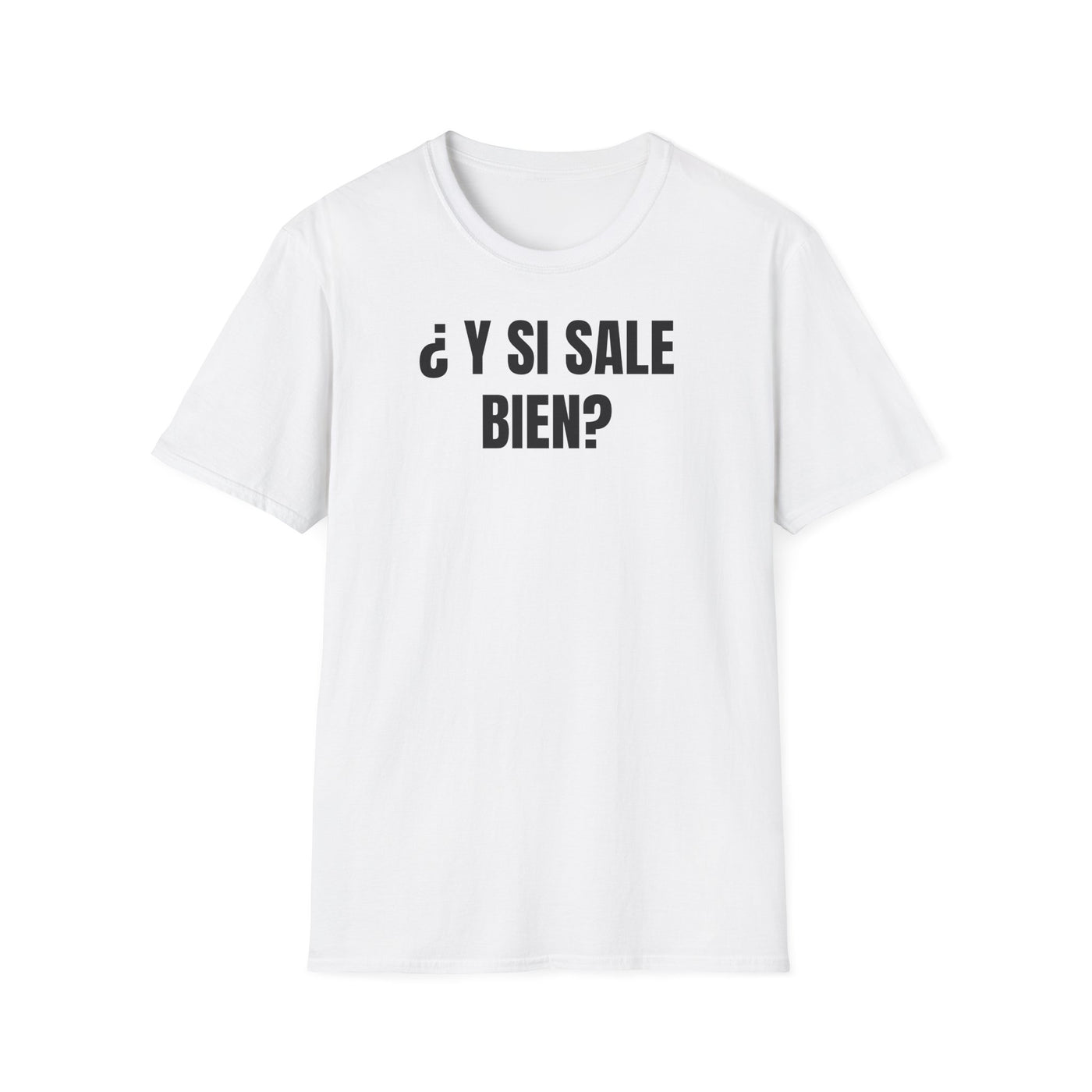 Camiseta blanca unisex con el mensaje ¿Y SI SALE BIEN? estampado en negro sobre el pecho