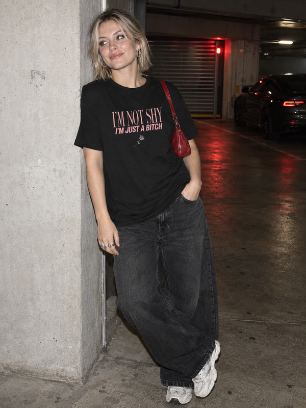 Camiseta Not Shy, Just a Bitch · Baby tee