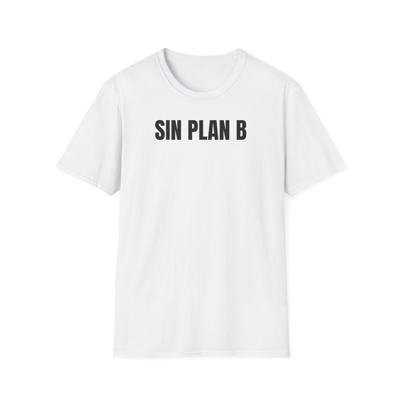 Camiseta blanca unisex con el mensaje SIN PLAN B estampado en negro sobre el pecho