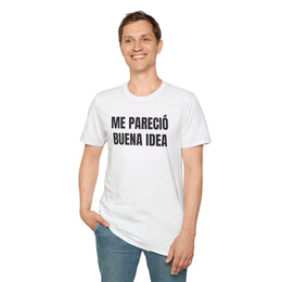 Persona de pie con la camiseta blanca ME PARECIÓ BUENA IDEA y vaqueros