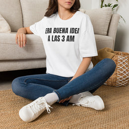 Mujer sentada en un sofá con la camiseta blanca ERA BUENA IDEA A LAS 3 AM de Idea Mala Club