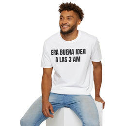 Hombre sentado con la camiseta blanca ERA BUENA IDEA A LAS 3 AM y vaqueros