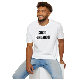 Hombre sentado con la camiseta blanca SOCIO FUNDADOR y vaqueros