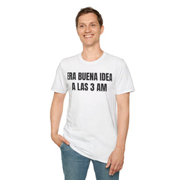 Persona de pie con la camiseta blanca ERA BUENA IDEA A LAS 3 AM y vaqueros