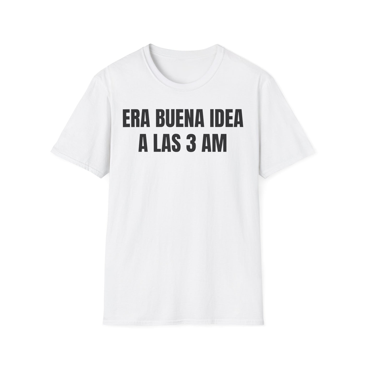 Camiseta blanca unisex con el mensaje ERA BUENA IDEA A LAS 3 AM estampado en negro sobre el pecho