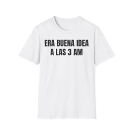 Camiseta blanca unisex con el mensaje ERA BUENA IDEA A LAS 3 AM estampado en negro sobre el pecho