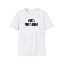 Camiseta blanca unisex con el mensaje SOCIO FUNDADOR estampado en negro sobre el pecho
