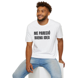 Hombre sentado con la camiseta blanca ME PARECIÓ BUENA IDEA y vaqueros
