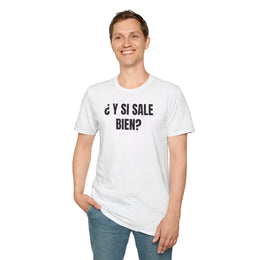 Persona de pie con la camiseta blanca ¿Y SI SALE BIEN? y vaqueros