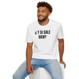 Hombre sentado con la camiseta blanca ¿Y SI SALE BIEN? y vaqueros