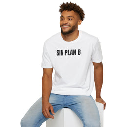 Hombre sentado con la camiseta blanca SIN PLAN B y vaqueros